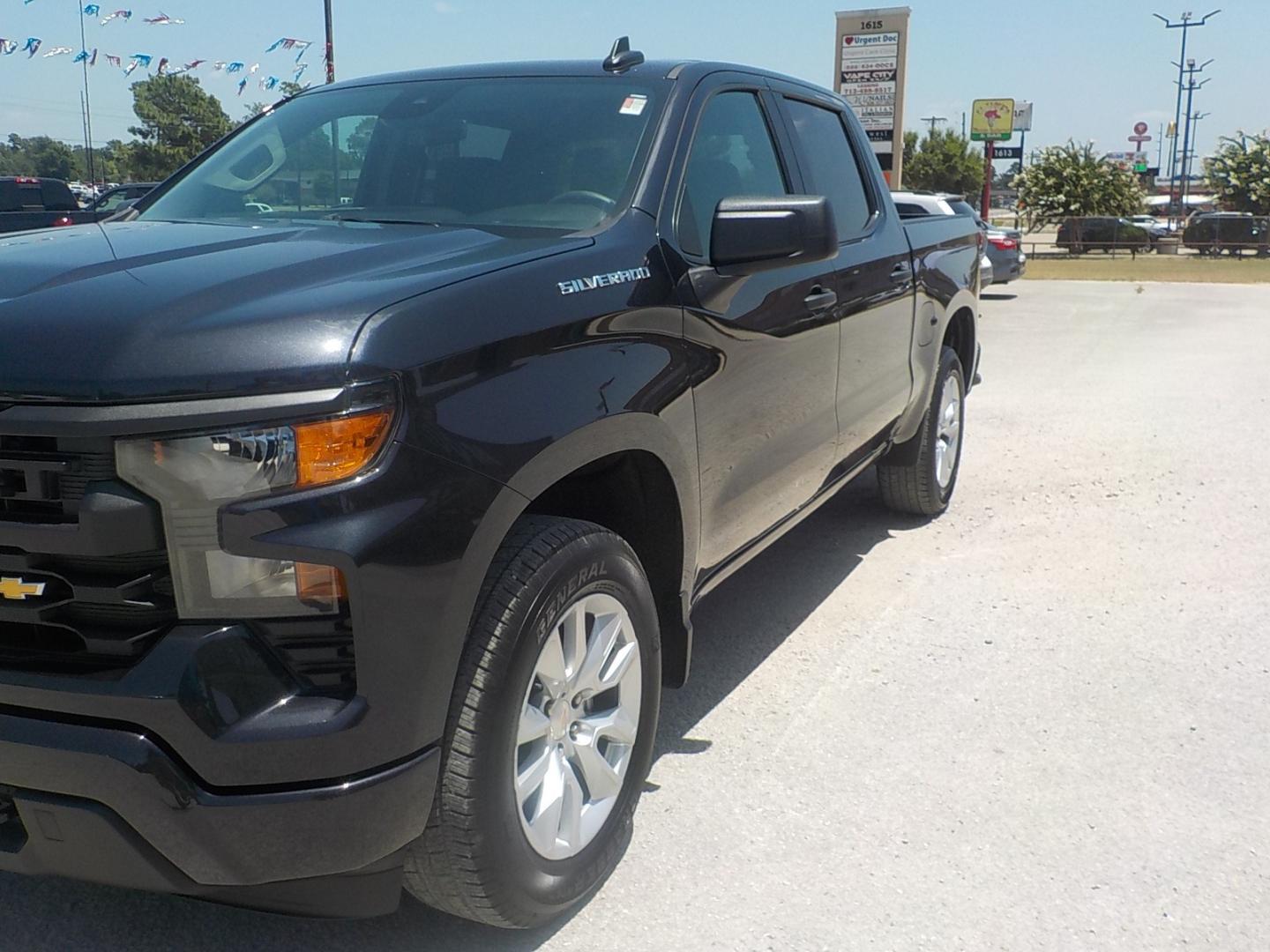 2022 Dark Gray /Black Chevrolet Silverado 1500 Custom Crew Cab 2WD (1GCPABEK3NZ) with an 2.7L L4 DOHC 16V TURBO engine, 6A transmission, located at 1617 W Church Street, Livingston, TX, 77351, (936) 327-3600, 30.710995, -94.951157 - WOW!! LOW MILES! ONE OWNER!! - Photo#5