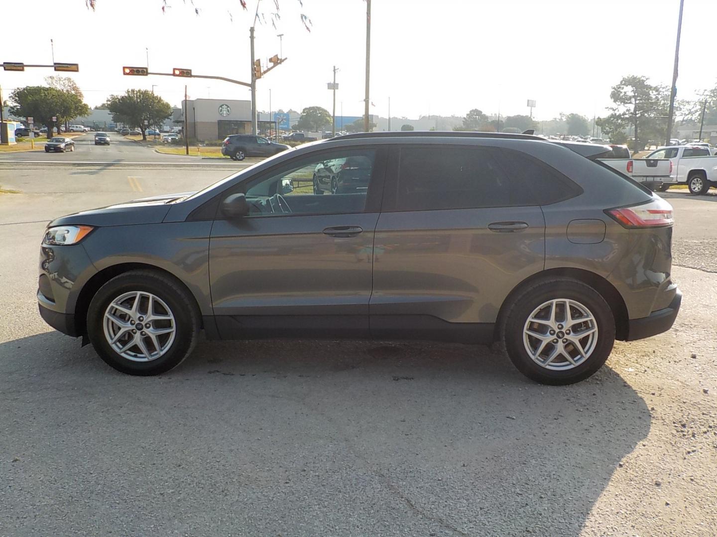 2022 Gray /Black Ford Edge SE AWD (2FMPK4G96NB) with an 2.0L L4 DOHC 16V engine, 6A transmission, located at 1617 W Church Street, Livingston, TX, 77351, (936) 327-3600, 30.710995, -94.951157 - LOW MILES!! ONE OWNER!! - Photo#4