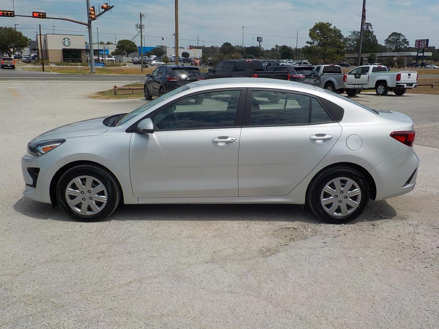 2022 Silver /Gray Kia Rio LX (3KPA24AD6NE) with an 1.6L L4 DOHC 16V engine, 6A transmission, located at 1617 W Church Street, Livingston, TX, 77351, (936) 327-3600, 30.710995, -94.951157 - ONE OWNER!! LOW LOW MILES!! An extremely economical car to operate! - Photo#4