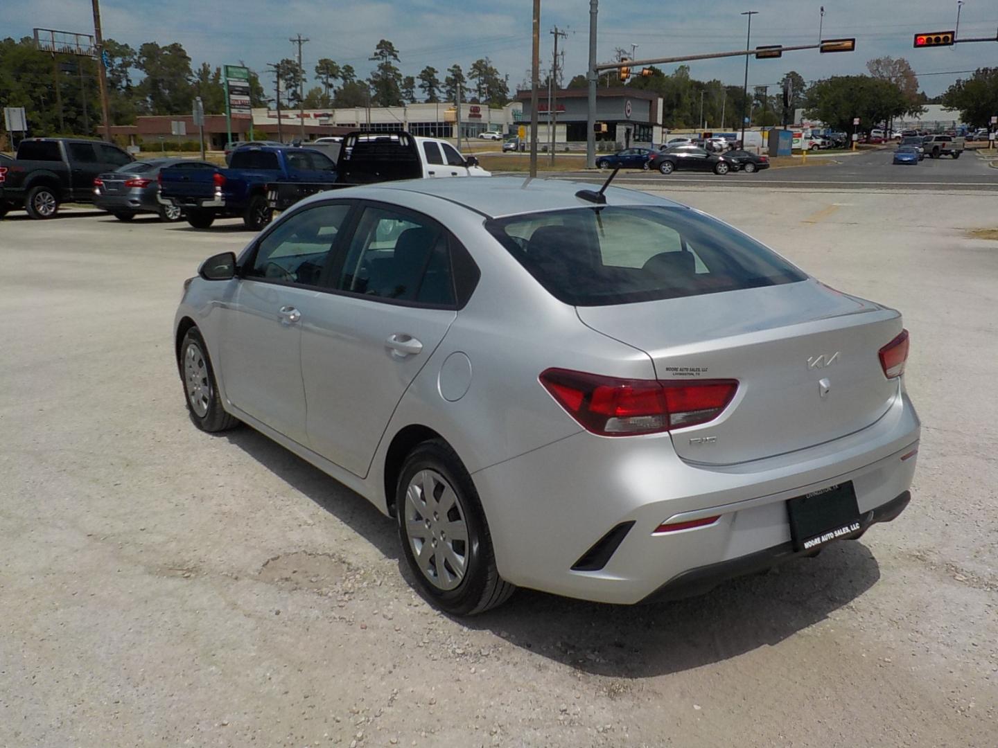 2022 Silver /Gray Kia Rio LX (3KPA24AD6NE) with an 1.6L L4 DOHC 16V engine, 6A transmission, located at 1617 W Church Street, Livingston, TX, 77351, (936) 327-3600, 30.710995, -94.951157 - ONE OWNER!! LOW LOW MILES!! An extremely economical car to operate! - Photo#5