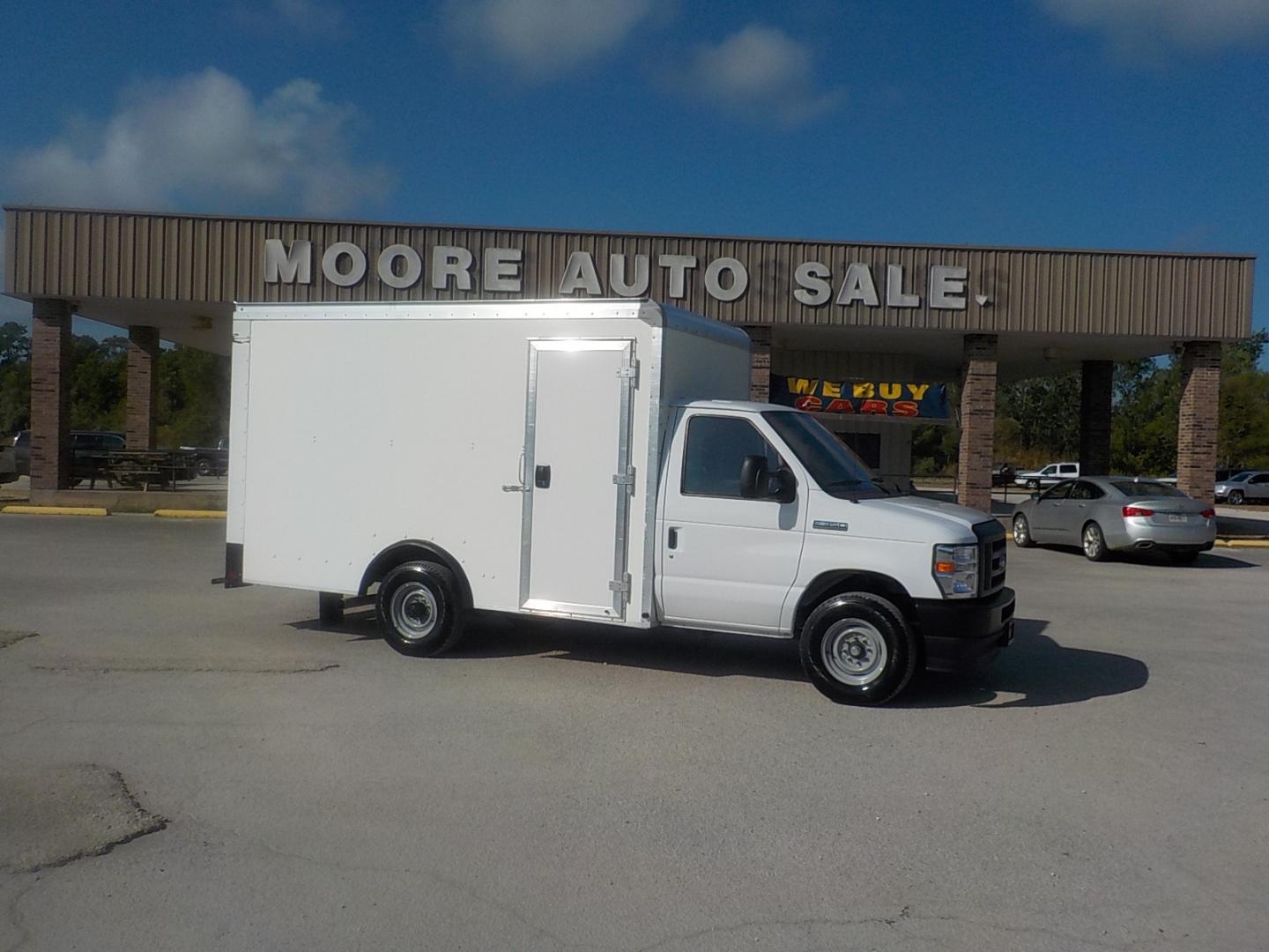 2022 White /Gray Ford Econoline E-350 Super Duty (1FDWE3FKXND) with an 7.3LV8 OHV 16V engine, Automatic transmission, located at 1617 W Church Street, Livingston, TX, 77351, (936) 327-3600, 30.710995, -94.951157 - LOW MILES!! Somebody is going to have good use for this box van. Come see it!! - Photo#0