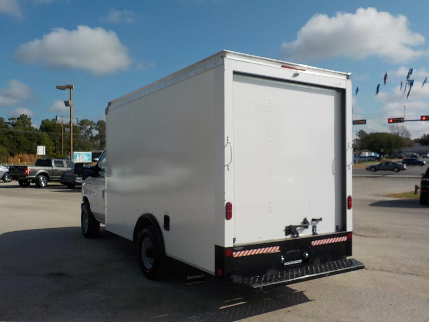 2022 White /Gray Ford Econoline E-350 Super Duty (1FDWE3FKXND) with an 7.3LV8 OHV 16V engine, Automatic transmission, located at 1617 W Church Street, Livingston, TX, 77351, (936) 327-3600, 30.710995, -94.951157 - LOW MILES!! Somebody is going to have good use for this box van. Come see it!! - Photo#5