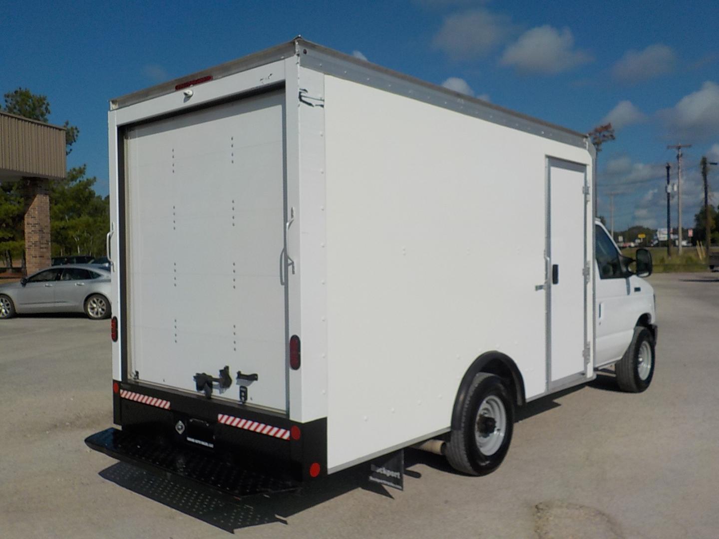 2022 White /Gray Ford Econoline E-350 Super Duty (1FDWE3FKXND) with an 7.3LV8 OHV 16V engine, Automatic transmission, located at 1617 W Church Street, Livingston, TX, 77351, (936) 327-3600, 30.710995, -94.951157 - LOW MILES!! Somebody is going to have good use for this box van. Come see it!! - Photo#6