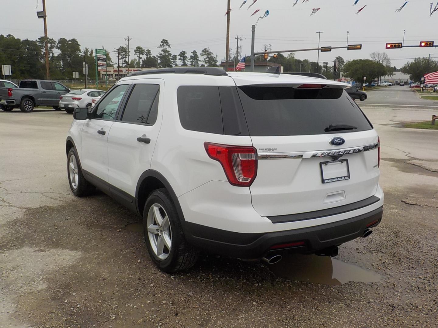 2018 White /Gray Ford Explorer Base 4WD (1FM5K8BH1JG) with an 2.3L L4 DOHC 16V engine, 6A transmission, located at 1617 W Church Street, Livingston, TX, 77351, (936) 327-3600, 30.710995, -94.951157 - Great family vehicle for under 20K! - Photo#5