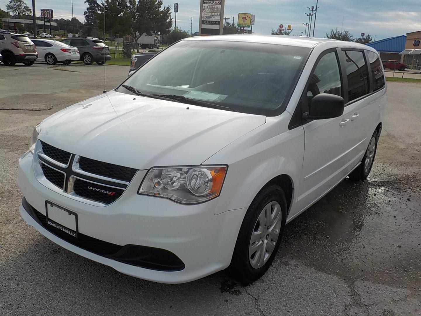 2016 White /Black/Tan Dodge Grand Caravan SE (2C4RDGBG8GR) with an 3.6L V6 DOHC 24V engine, 6A transmission, located at 1617 W Church Street, Livingston, TX, 77351, (936) 327-3600, 30.710995, -94.951157 - EXCELLENT!! For a family or anything else! - Photo#3