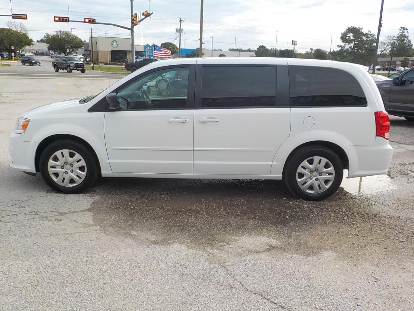 2016 White /Black/Tan Dodge Grand Caravan SE (2C4RDGBG8GR) with an 3.6L V6 DOHC 24V engine, 6A transmission, located at 1617 W Church Street, Livingston, TX, 77351, (936) 327-3600, 30.710995, -94.951157 - EXCELLENT!! For a family or anything else! - Photo#4