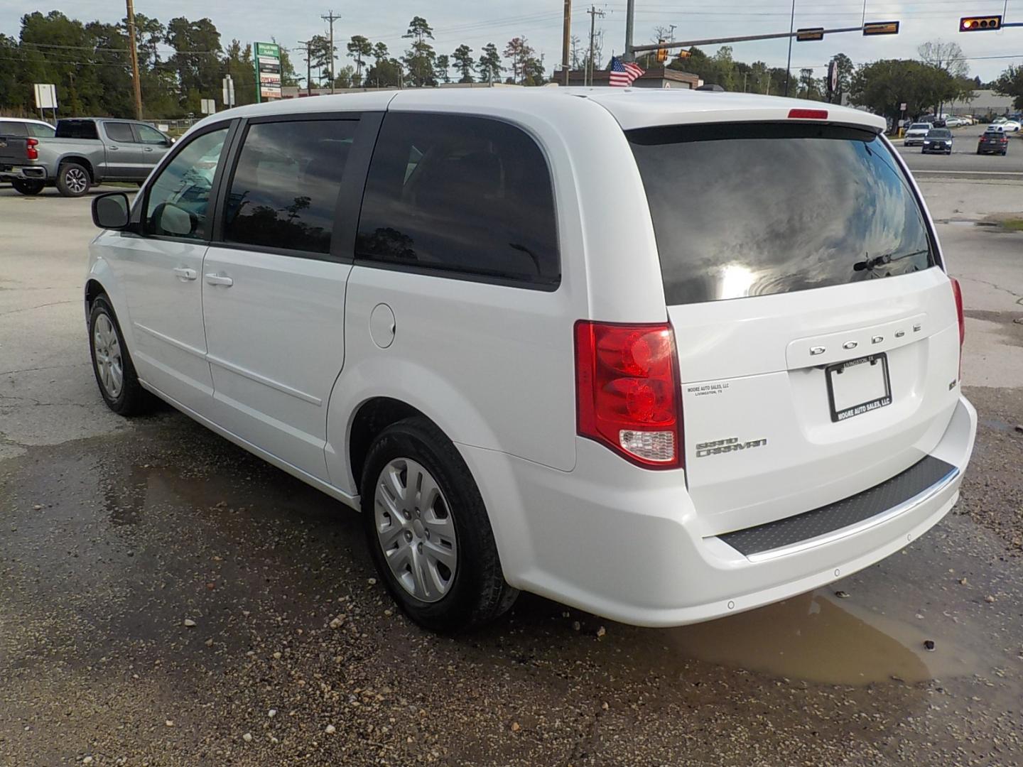 2016 White /Black/Tan Dodge Grand Caravan SE (2C4RDGBG8GR) with an 3.6L V6 DOHC 24V engine, 6A transmission, located at 1617 W Church Street, Livingston, TX, 77351, (936) 327-3600, 30.710995, -94.951157 - EXCELLENT!! For a family or anything else! - Photo#5