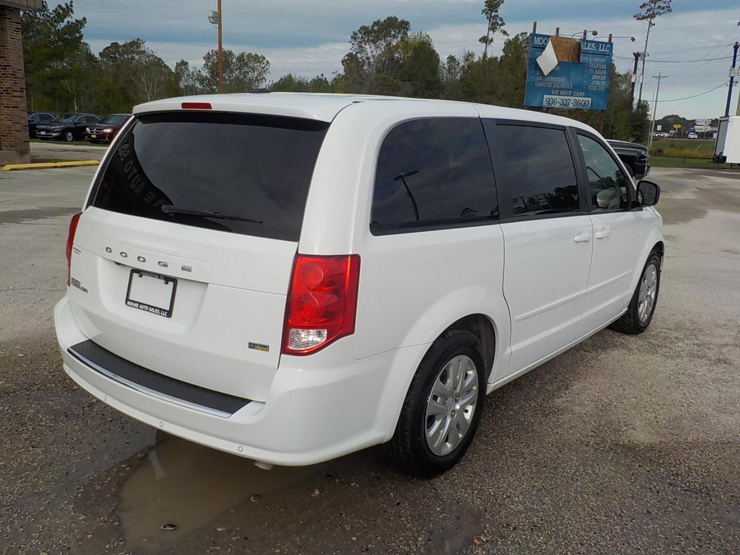 2016 White /Black/Tan Dodge Grand Caravan SE (2C4RDGBG8GR) with an 3.6L V6 DOHC 24V engine, 6A transmission, located at 1617 W Church Street, Livingston, TX, 77351, (936) 327-3600, 30.710995, -94.951157 - EXCELLENT!! For a family or anything else! - Photo#6