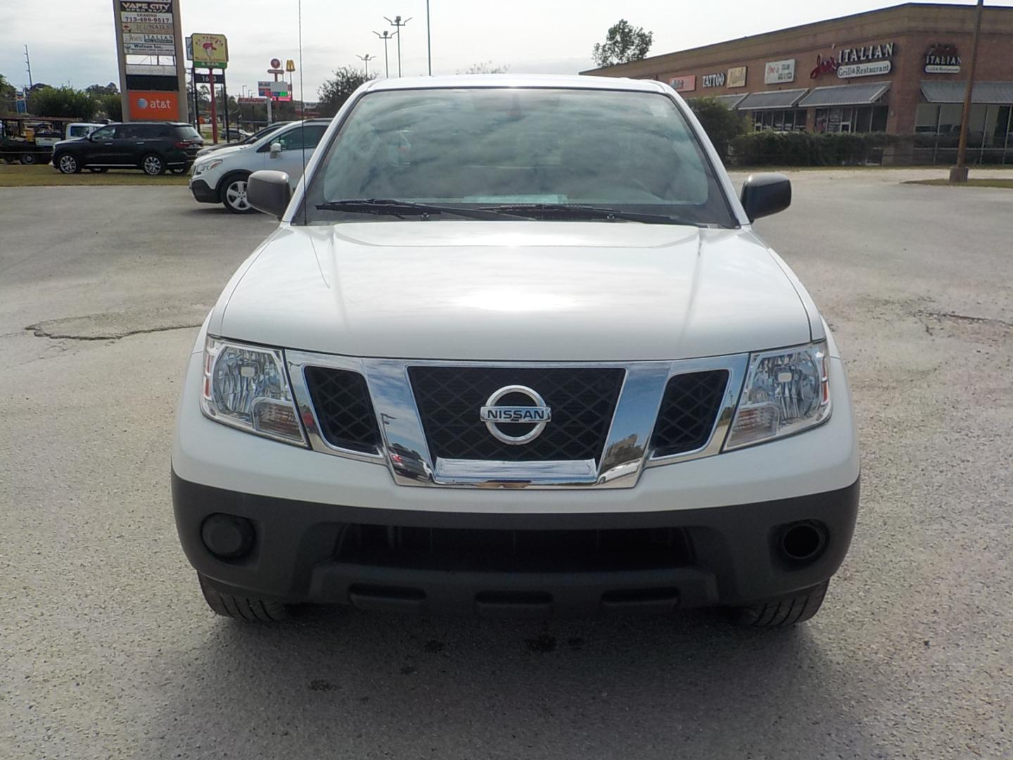 2021 White /Gray Nissan Frontier S King Cab 2WD (1N6ED0CE9MN) with an 3.8L V6 DOHC 24V engine, 9A transmission, located at 1617 W Church Street, Livingston, TX, 77351, (936) 327-3600, 30.710995, -94.951157 - Great work truck for deliveries or anything else!! - Photo#1