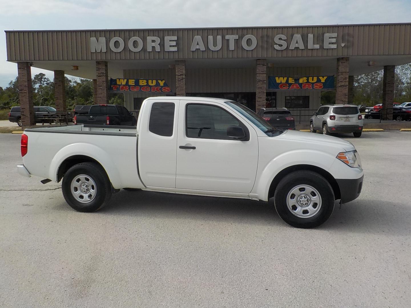 2021 White /Gray Nissan Frontier S King Cab 2WD (1N6ED0CE9MN) with an 3.8L V6 DOHC 24V engine, 9A transmission, located at 1617 W Church Street, Livingston, TX, 77351, (936) 327-3600, 30.710995, -94.951157 - Great work truck for deliveries or anything else!! - Photo#2