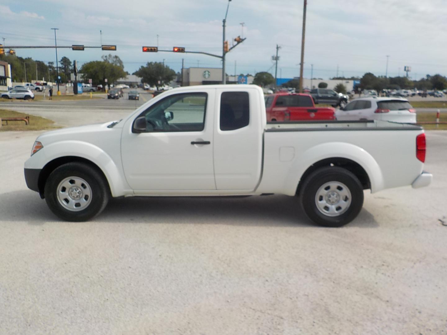 2021 White /Gray Nissan Frontier S King Cab 2WD (1N6ED0CE9MN) with an 3.8L V6 DOHC 24V engine, 9A transmission, located at 1617 W Church Street, Livingston, TX, 77351, (936) 327-3600, 30.710995, -94.951157 - Great work truck for deliveries or anything else!! - Photo#4