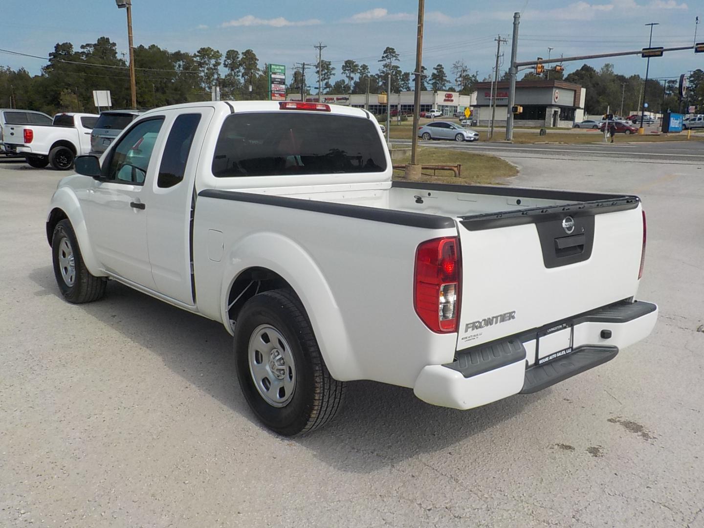 2021 White /Gray Nissan Frontier S King Cab 2WD (1N6ED0CE9MN) with an 3.8L V6 DOHC 24V engine, 9A transmission, located at 1617 W Church Street, Livingston, TX, 77351, (936) 327-3600, 30.710995, -94.951157 - Great work truck for deliveries or anything else!! - Photo#5