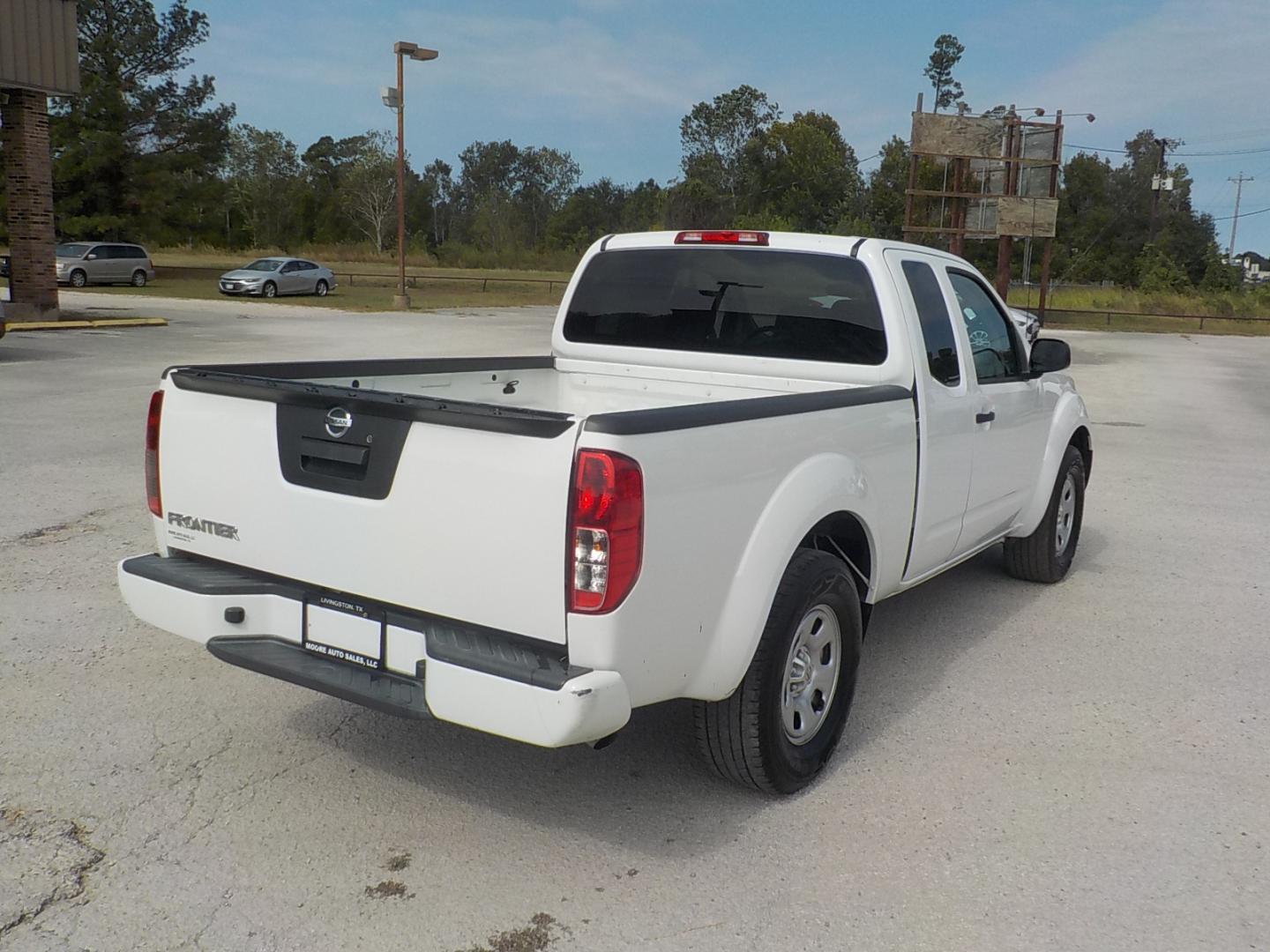 2021 White /Gray Nissan Frontier S King Cab 2WD (1N6ED0CE9MN) with an 3.8L V6 DOHC 24V engine, 9A transmission, located at 1617 W Church Street, Livingston, TX, 77351, (936) 327-3600, 30.710995, -94.951157 - Great work truck for deliveries or anything else!! - Photo#6