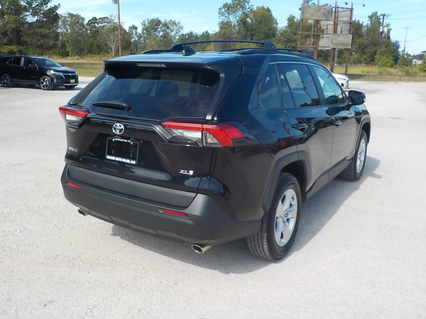 2021 Black /Gray Toyota RAV4 XLE (2T3W1RFV4MW) with an 2.5L L4 DOHC 16V engine, 8A transmission, located at 1617 W Church Street, Livingston, TX, 77351, (936) 327-3600, 30.710995, -94.951157 - ONE OWNER!! LOW LOW MILES!! Yes, that is the correct miles! Bought this one off the street from the original owner; he just got to the point he didn't need to drive. No fault of the vehicle - Photo#6