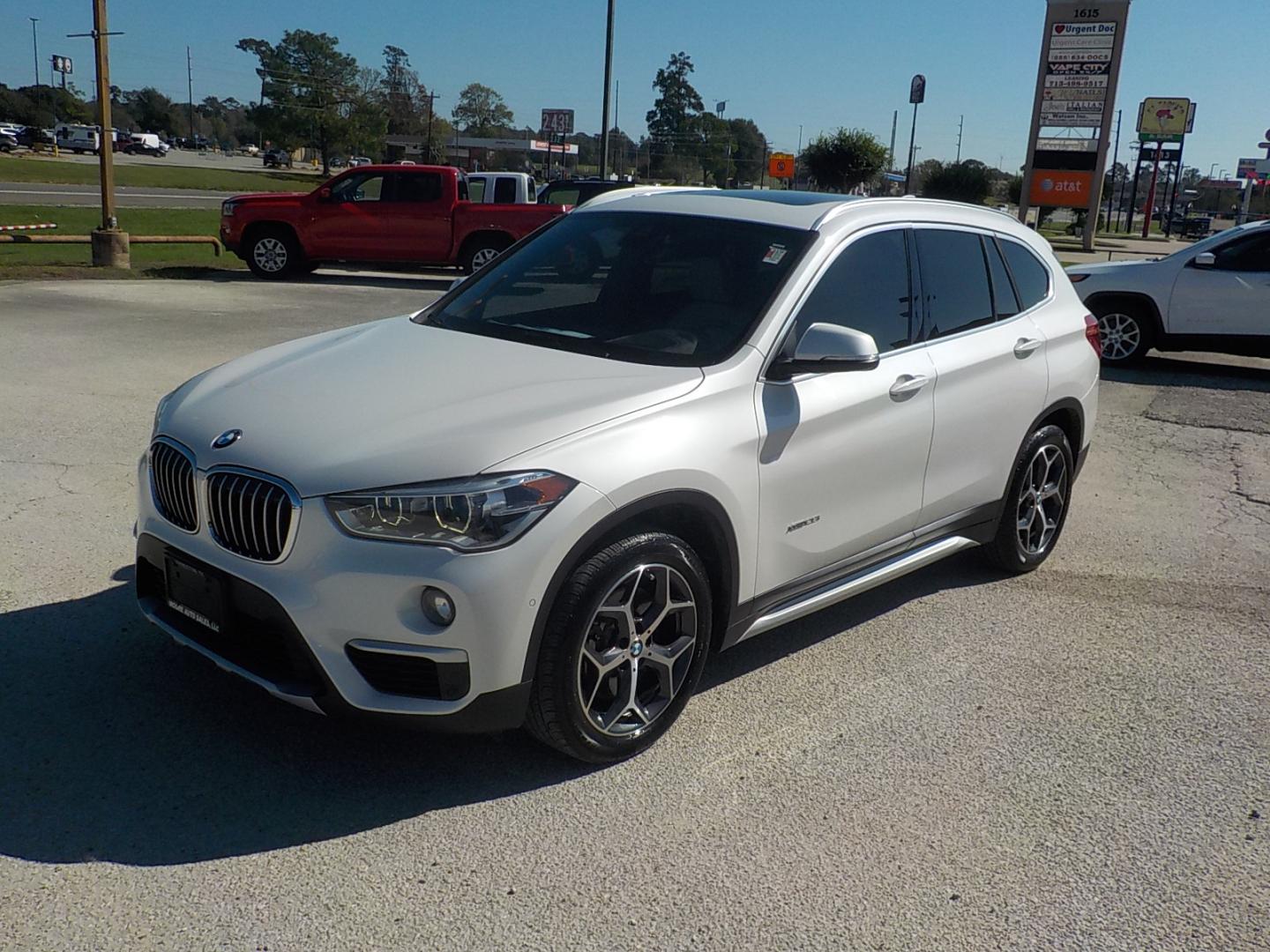 2018 White /Gray BMW X1 xDrive28i (WBXHT3C30J5) with an 2.0L L4 DOHC 16V engine, 8A transmission, located at 1617 W Church Street, Livingston, TX, 77351, (936) 327-3600, 30.710995, -94.951157 - ONE OWNER!! LOW MILES!! Come check this one out!! - Photo#3