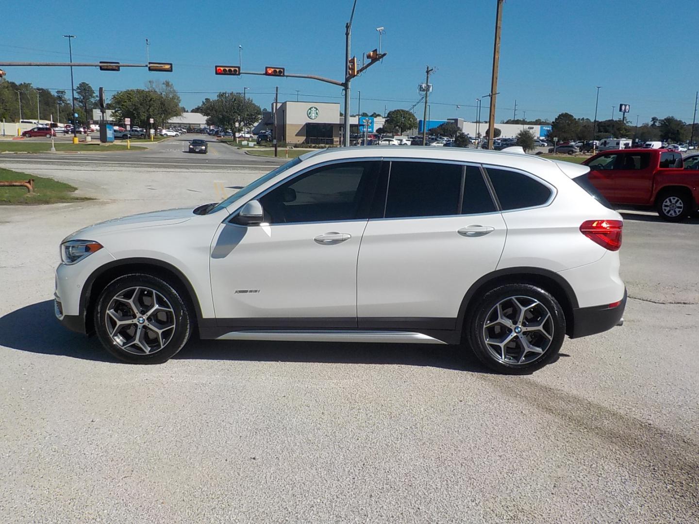 2018 White /Gray BMW X1 xDrive28i (WBXHT3C30J5) with an 2.0L L4 DOHC 16V engine, 8A transmission, located at 1617 W Church Street, Livingston, TX, 77351, (936) 327-3600, 30.710995, -94.951157 - ONE OWNER!! LOW MILES!! Come check this one out!! - Photo#4