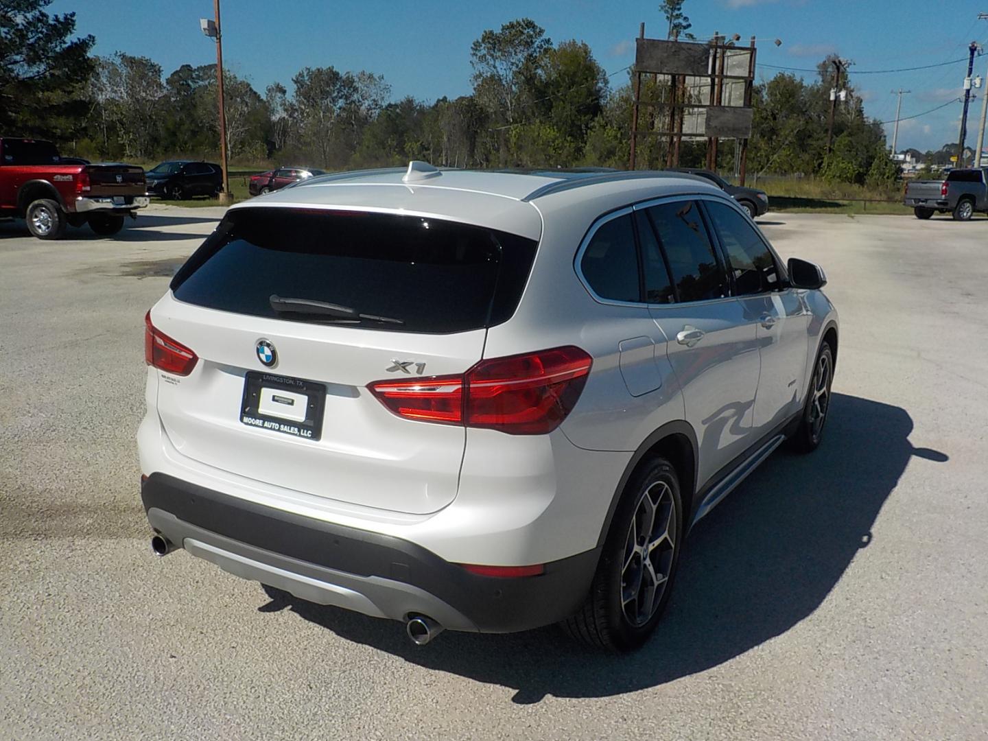 2018 White /Gray BMW X1 xDrive28i (WBXHT3C30J5) with an 2.0L L4 DOHC 16V engine, 8A transmission, located at 1617 W Church Street, Livingston, TX, 77351, (936) 327-3600, 30.710995, -94.951157 - ONE OWNER!! LOW MILES!! Come check this one out!! - Photo#6