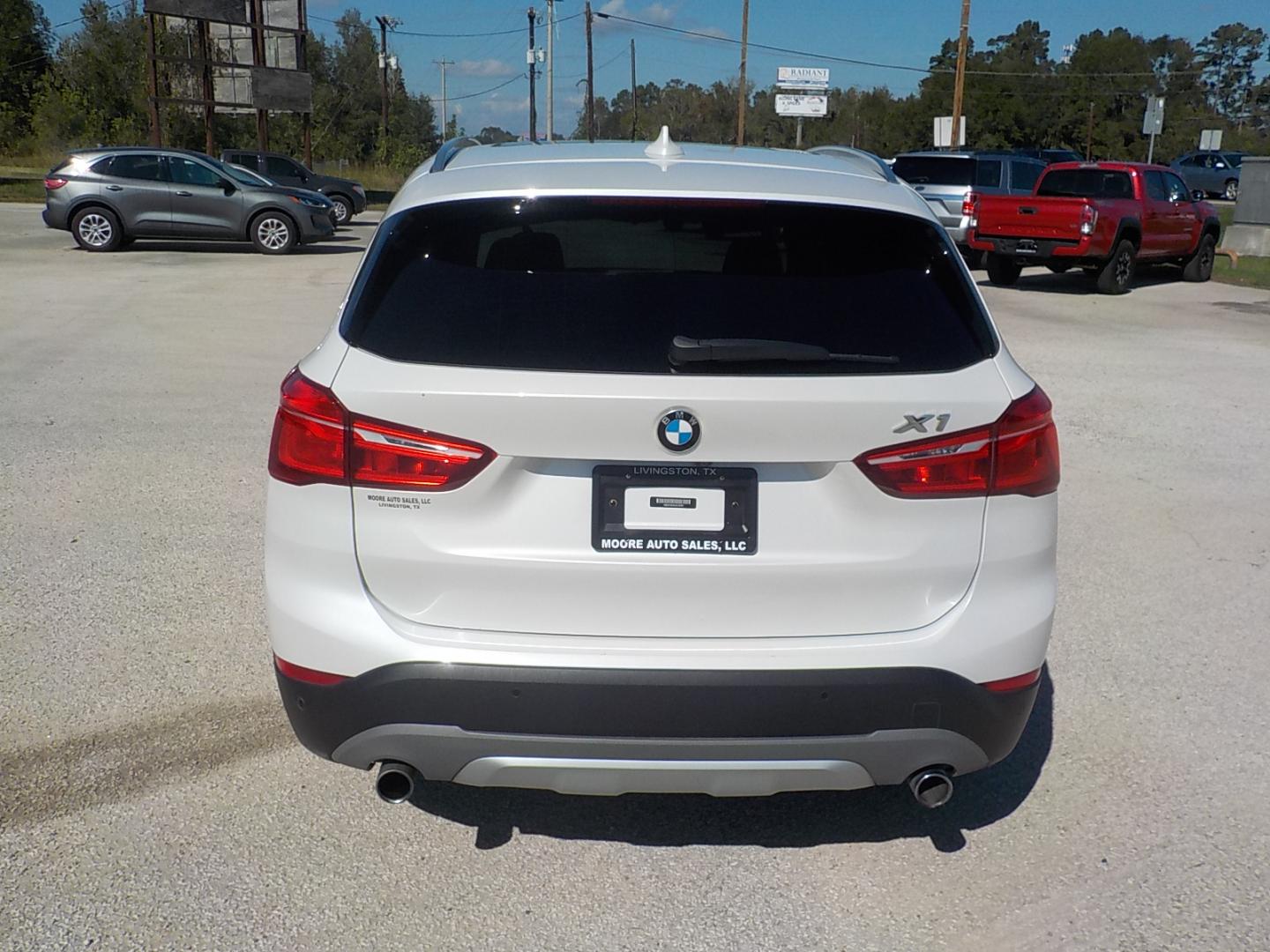 2018 White /Gray BMW X1 xDrive28i (WBXHT3C30J5) with an 2.0L L4 DOHC 16V engine, 8A transmission, located at 1617 W Church Street, Livingston, TX, 77351, (936) 327-3600, 30.710995, -94.951157 - ONE OWNER!! LOW MILES!! Come check this one out!! - Photo#7