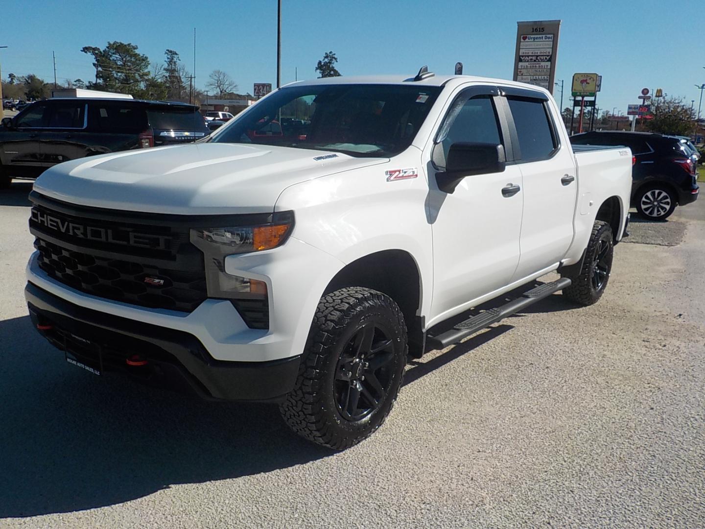 2022 White /Black Chevrolet Silverado 1500 Trail Boss Custom Crew Cab 4WD (3GCUDCET4NG) with an 3.0L V6 DOHC 24V DIESEL TURBO engine, 6A transmission, located at 1617 W Church Street, Livingston, TX, 77351, (936) 327-3600, 30.710995, -94.951157 - ONE OWNER!! LOCAL TRUCK!! Duramax diesel! - Photo#3