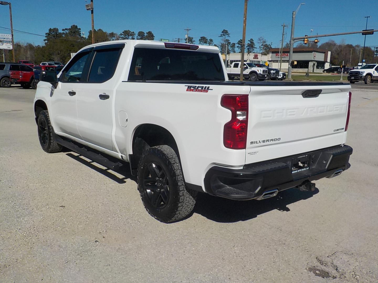 2022 White /Black Chevrolet Silverado 1500 Trail Boss Custom Crew Cab 4WD (3GCUDCET4NG) with an 3.0L V6 DOHC 24V DIESEL TURBO engine, 6A transmission, located at 1617 W Church Street, Livingston, TX, 77351, (936) 327-3600, 30.710995, -94.951157 - ONE OWNER!! LOCAL TRUCK!! Duramax diesel! - Photo#5