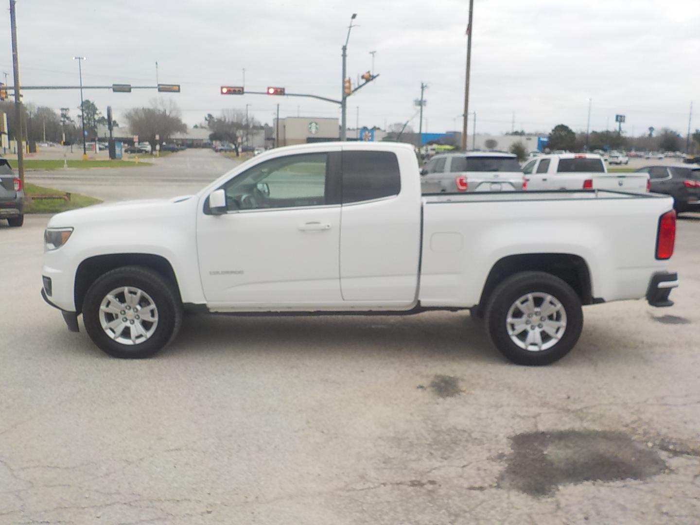 2020 White /Black Chevrolet Colorado LT Ext. Cab 2WD (1GCHSCEA0L1) with an 2.5L L4 DOHC 16V GAS engine, 6A transmission, located at 1617 W Church Street, Livingston, TX, 77351, (936) 327-3600, 30.710995, -94.951157 - Great run around truck! - Photo#4