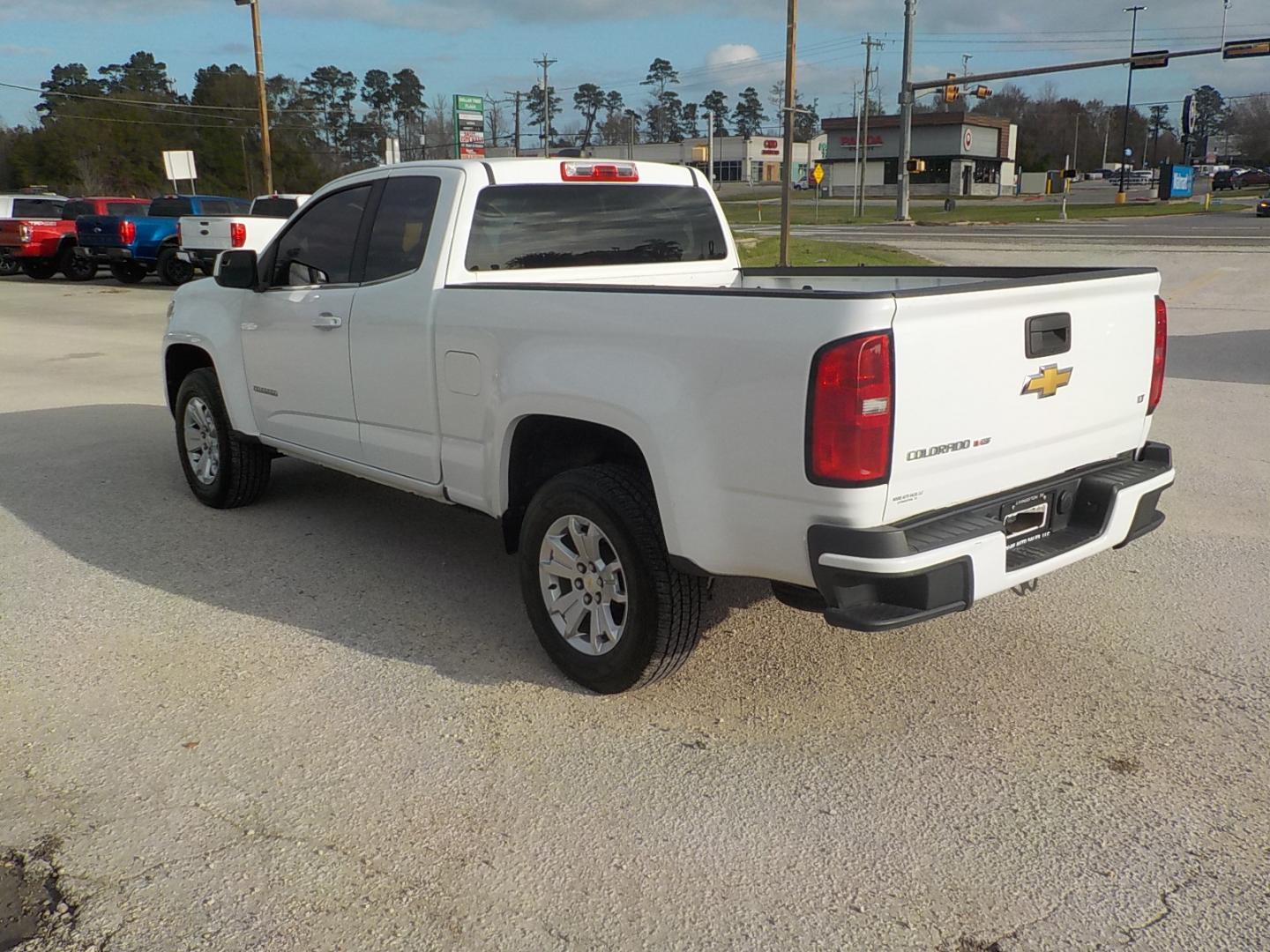 2020 White /Black Chevrolet Colorado LT Ext. Cab 2WD (1GCHSCEA0L1) with an 2.5L L4 DOHC 16V GAS engine, 6A transmission, located at 1617 W Church Street, Livingston, TX, 77351, (936) 327-3600, 30.710995, -94.951157 - Great run around truck! - Photo#5