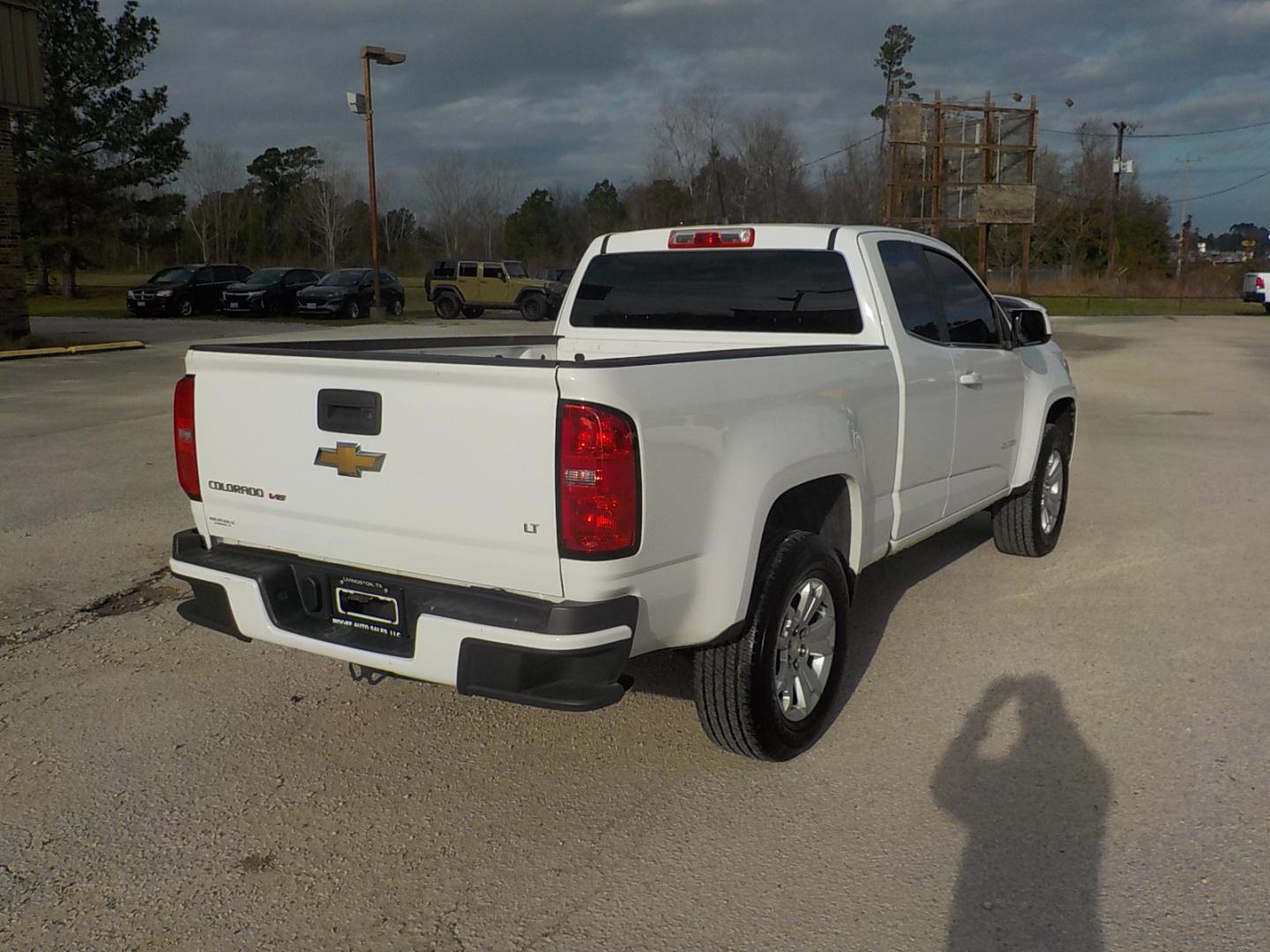 2020 White /Black Chevrolet Colorado LT Ext. Cab 2WD (1GCHSCEA0L1) with an 2.5L L4 DOHC 16V GAS engine, 6A transmission, located at 1617 W Church Street, Livingston, TX, 77351, (936) 327-3600, 30.710995, -94.951157 - Great run around truck! - Photo#6