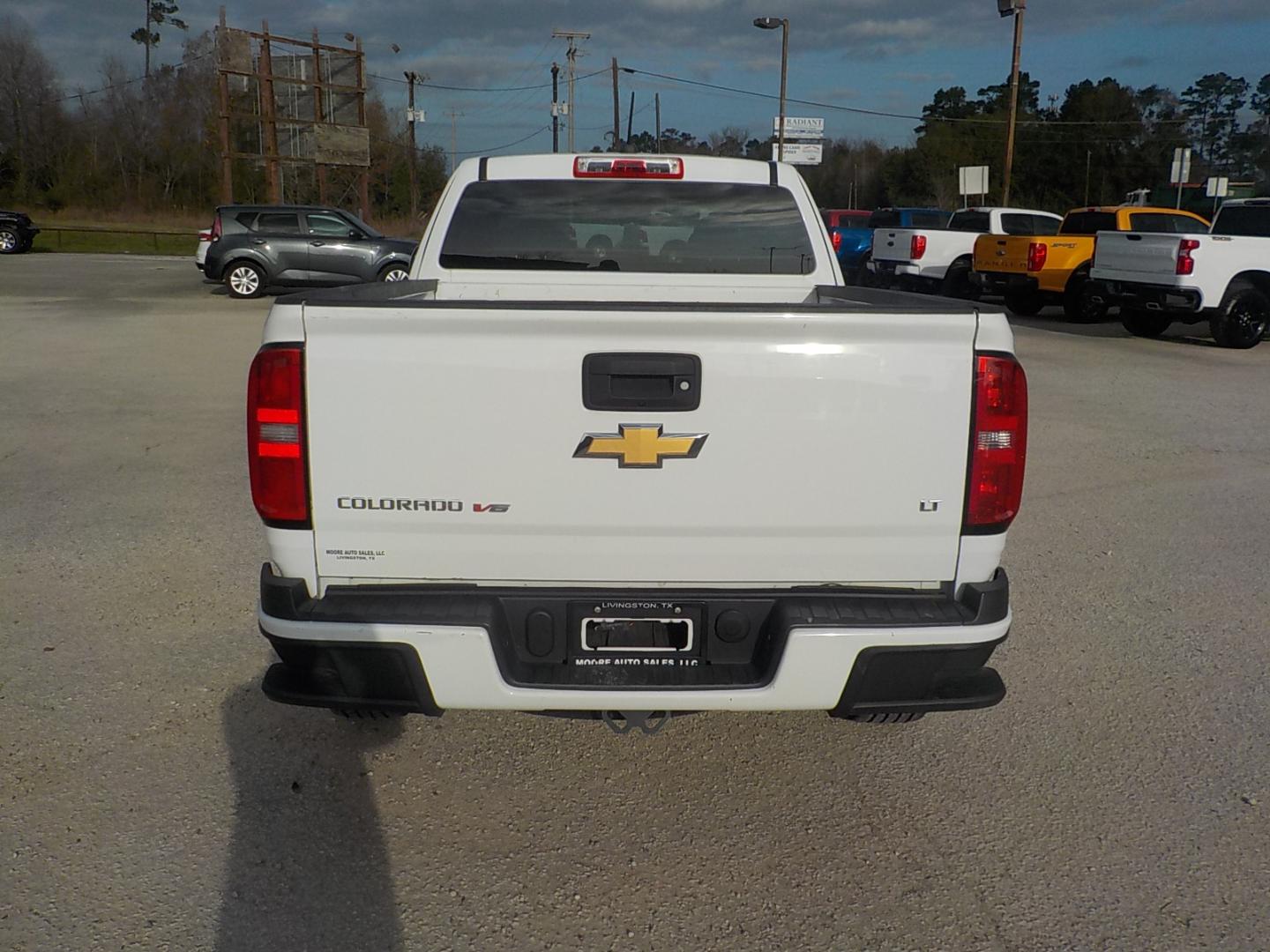 2020 White /Black Chevrolet Colorado LT Ext. Cab 2WD (1GCHSCEA0L1) with an 2.5L L4 DOHC 16V GAS engine, 6A transmission, located at 1617 W Church Street, Livingston, TX, 77351, (936) 327-3600, 30.710995, -94.951157 - Great run around truck! - Photo#7